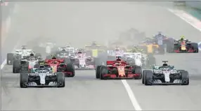  ??  ?? Der Start in Sotschi: Vorn links Valtteri Bottas, rechts Lewis Hamilton.