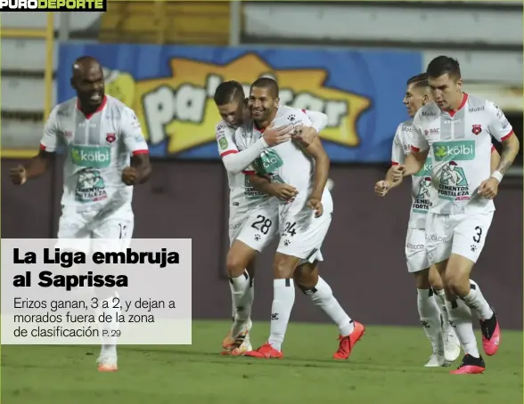  ?? JOSÉ CORDERO ?? Álvaro Saborío (24) cumplió anoche su deseo de anotarle otra vez a su exequipo en el estadio Ricardo Saprissa, en Tibás. El delantero es felicitado por sus compañeros, luego de marcar el primer gol manudo.