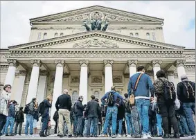  ?? ALEXANDER NEMENOV / AFP ?? Una imagen actual de la fachada del Teatro Bolshói