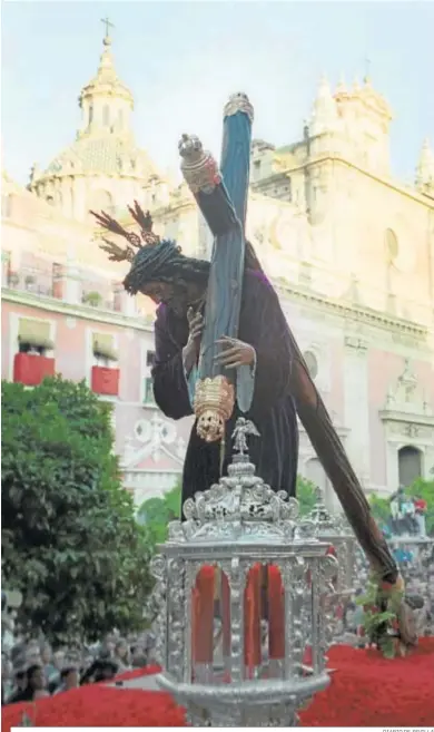  ?? DIARIO DE SEVILLA ?? Atardecida del Jueves Santo sevillano y el Señor de Pasión sale a la calle en plena plaza del Salvador.