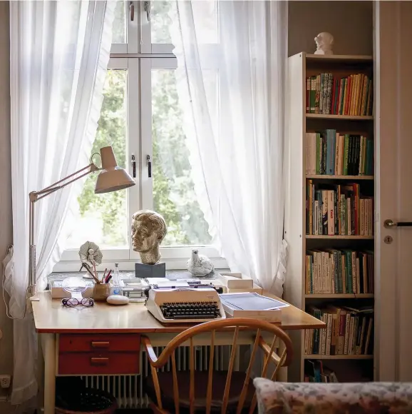  ??  ?? utsikt. Vid fönstret mot Vasaparken, central till exempel i Karlsson på taket, skrev Astrid Lindgren rent böcker och filmmanusk­ript. Hon gjorde i princip allt själv, i dag sköter femton personer jobbet.