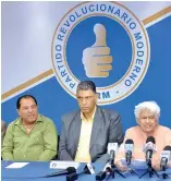  ?? R. MONTERO ?? La Dirección Ejecutiva del PRM durante una rueda de prensa en su local.