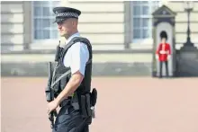  ?? Reuters ?? Auf der Hut: Für Polizeibea­mte vor dem Buckingham Palace galt am Samstag erhöhte Alarmberei­tschaft.