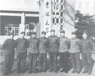  ??  ?? 吉林大学中文系七七级­8位军人学员
