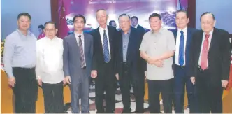  ??  ?? FILIPINO-CHINESE businessme­n in Cebu with Consul General Shi Yong. From left: Guo Aping, Tertullano Tolentino, Consul General Shi Yong, Anton Ho, Tony Tanzensiok, a guest, Antonio Chua Hansing and Augusto Go.