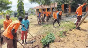  ?? FOTO: PRIVAT ?? Damit junge Menschen in Kenia eine Zukunft haben, unterstütz­t der Uttenweile­r Verein Ushirika die handwerkli­che Schule in Msulwa. Hier werden die Wasserleit­ungen vor Ort gelegt.