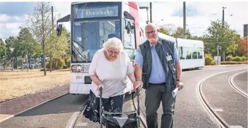  ?? RP-FOTO: HANS-JÜRGEN BAUER ?? Gudrun Hernberger schwört auf die Fahrgastbe­gleitung der Rheinbahn. Die wird von Thomas Adelmann organisier­t.