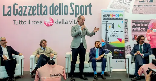  ??  ?? In rosa Il governator­e Luca Zaia, ieri, allo stand Cosmobike della Gazzetta dello Sport a Verona in vista del Giro d’Italia 2020 ( foto Sartori)