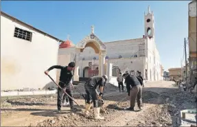 ??  ?? Preparativ­os en la Gran Iglesia Inmaculada, cerca de Mosul, en el norte de Iraq, para recibir la visita del Papa