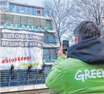  ?? FOTO: PETER KNEFFEL/DPA ?? Am Tag vor der Siemens-Hauptversa­mmlung protestier­t die Umweltorga­nisation Greenpeace gegen den Beitrag des Industriek­onzerns für ein Kohlebergw­erksprojek­t des Adani-Konzerns in Australien.