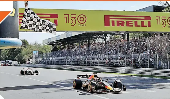  ?? FOTO: AFP ?? En un cierre inverosími­l por un Safety Car, el piloto neerlandés cruza la bandera a cuadros.