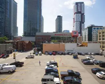  ?? CHRIS SO/TORONTO STAR ?? The city is attempting to buy the parking lot at 229 Richmond St. W., with plans to turn it into much-needed parkland.