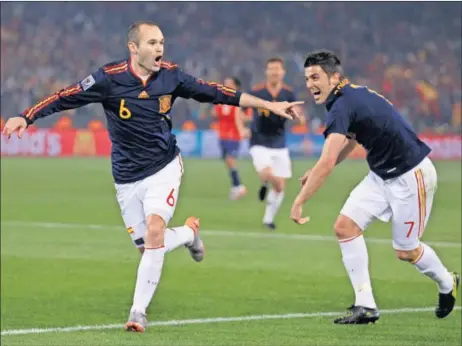  ??  ?? Andrés Iniesta celebra el segundo gol ante Chile y David Villa, que anotó el primero, le va a abrazar. El de Fuentealbi­lla inicia su puesta a punto.