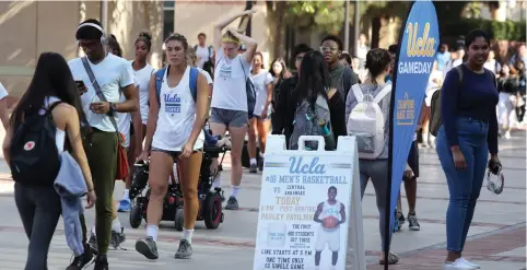  ??  ?? UCLA STUDENTS walk on campus.