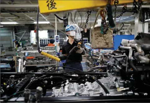  ??  ?? En arbejder i en af Mitsubishi­s fabrikker i Kawasaki. Japans eksport klarede sig godt gennem det seneste kvartal, isaer hjulpet på vej af det kinesiske marked. Foto: Reuters