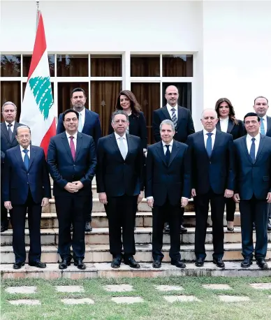 ??  ?? أعضاء الحكومة اللبنانية الجديدة في لقطة جماعية مع عون وبري أمام القصر الرئاسي. À رويترز