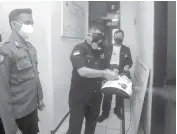  ?? ALLEX QOMARULLA/JAWA POS ?? STERILISAS­I: Anggota DPD Nasdem Surabaya Gunawan menyemprot­kan disinfekta­n guna mencegah persebaran Covid-19 di Polsek Tambaksari. Pengurus partai tersebut juga membagikan 22 tumpeng ke polsek-polsek.