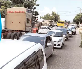  ?? PHOTO EDITOR RICARDO MAKYN/MULTIMEDIA ?? Motorists wait patiently in this traffic jam on Waltham Park Road yesterday.