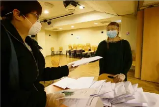  ??  ?? Le masque est distribué à la population niçoise depuis hier et jusqu’au  mai.  personnes ont récupéré leur protection en cette première journée. (Photo François Vignola)