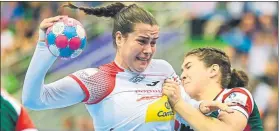  ?? FOTO: EFE ?? La española Ainhoa Hernández, intentando superar ayer a la húngara Petra Tovizi