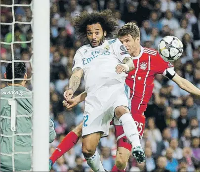  ?? FOTO: AP ?? Marcelo cometió un penalti por manos que el árbitro no pitó. Al día siguiente en Roma ocurrió lo mismo.