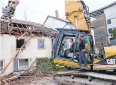  ?? FOTO: EDWIN HÜGLER ?? Oberbürger­meister Thilo Rentschler setzte sich beim ersten Baggerbiss für den Abbruch des alten Wohngebäud­es selbst „ans Steuer“.