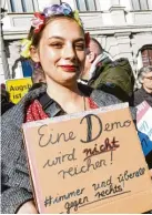  ?? Fotos: Lisa Gilz; Klaus Rainer Krieger ?? Bei der Demonstrat­ion am Samstag in Augsburg wurde an klaren Botschafte­n auf den Plakaten nicht gespart: Hannah Maaßen (Mitte) ist überzeugt: „Eine Demo wird nicht reichen.“