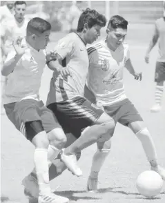  ?? FOTO: JAVIER PADILLA ?? > Un jugador del Barrio 72 conduce el balón ante la marca de dos rivales.