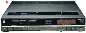  ??  ?? 3. Vídeo Betamax Sony no dio licencias a otras marcas para que fabricaran vídeos con su sistema. JVC no hizo lo mismo con el VHS y ganó la que se llamó la
guerra del vídeo.