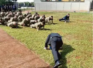  ?? Reprodução ?? O presidente eleito, Jair Bolsonaro, fez flexão de terno, na manhã de ontem, durante visita ao Comando de Operações Táticas, da Polícia Federal em Brasília