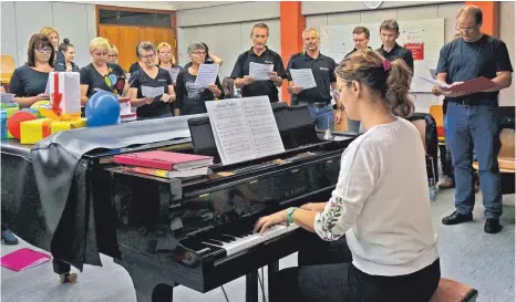  ?? FOTO: HELMUT VOITH ?? Die Chorprobe unter Adriana Lang macht Lust aufs kommende Chorkonzer­t von „MundWerk“. Dieses findet am 20. Oktober statt.