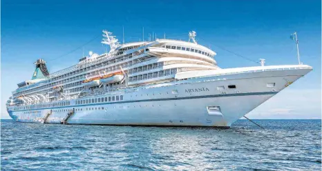  ?? FOTO: PHÖNIX REISEN ?? Die elegant wirkende „MS Artania“hat neun Decks, ist 231 Meter lang und 29 Meter breit und kann bis zu 1200 Passagiere aufnehmen.