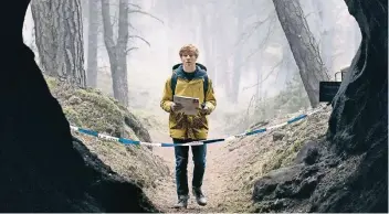  ?? FOTO: DPA ?? Louis Hoffmann spielt eine Hauptrolle in der neuen Mystery-Serie „Dark“, die in Winden im Schwarzwal­d verortet ist. An Deutschlan­d erinnert allerdings nur wenig, denn die Serie wurde für den internatio­nalen Markt konzipiert.
