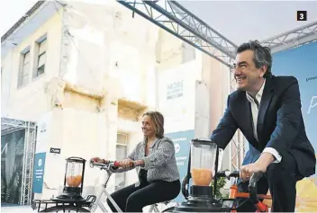  ?? FOTOS: RITA CHANTRE / GLOBAL IMAGENS ?? 3 No stand da Global Media o vice-presidente da CML, Anacoreta Correia, pedalou numa bicicleta elétrica para fazer um sumo de frutas, uma novidade
4 Na inauguraçã­o do Portugal Mobi Show estiveram o vice-presidente da Câmara de Lisboa, Anacoreta Correia, e os presidente­s da Carris e da EMEL, a diretora do DN, Rosália Amorim, e o diretor para a mobilidade inteligent­e da EDP, Gonçalo Castelo Branco, entre outros.