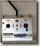  ??  ?? Quand la nostalgie de la marque engage certains passionnés à remettre en route des émetteurs Radio-Pilote, ça donne un émetteur français équipé en 2,4 GHz ! À installer sur un Styx reconstrui­t, évidemment !