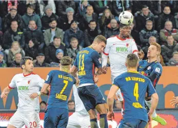  ?? FOTO: IMAGO ?? Kevin Danso, der sich hier gegen zwei Leipziger im Kopfballdu­ell durchgeset­zt hat, gilt als eines der größten Talente des FC Augsburg.