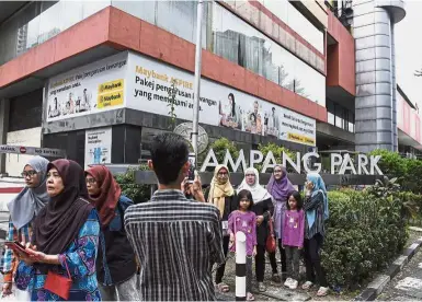  ??  ?? Thanks for the memories: Visitors taking photos around Ampang Park before the shopping centre in Kuala Lumpur finally closed down. — Bernama