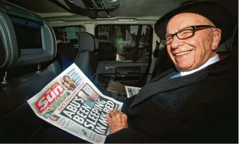  ?? Foto: Facundo Arrizabala­ga, dpa ?? Medienmogu­l Rupert Murdoch auf einem Foto aus dem Jahr 2012 – mit einer Ausgabe seiner Zeitung „The Sun“.