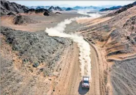  ??  ?? Alonso y Coma en un tramo del Al Ula Neom Rally con su Toyota.