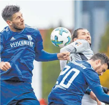  ?? FOTO: ROLF SCHULTES ?? Moritz Jeggle (links, daneben Daniel Hörtkorn gegen Stuttgarts Mijo Tunjic) zeigte nach seiner langen Verletzung auf verschiede­nen Positionen eine starke Leistung.