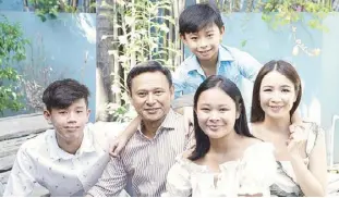  ?? Photo by MARK CHESTER ANG courtesy of PeopleAsia ?? Sen. Sonny Angara and wife Tootsy with their children Manolo, Javier and Ines.