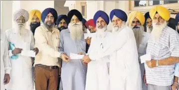  ?? HT PHOTO ?? SGPC officials distributi­ng cheques to ‘dharmi faujis’, the Sikh soldiers who had quit in the wake of the Operation Bluestar, in Amritsar on Tuesday.