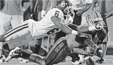  ?? [OKLAHOMAN ARCHIVES] ?? Former Oklahoma defensive back Demontre Hurst, left, breaks up a pass in a 2012 game against Texas-El Paso. Hurst signed with the Tennessee Titans on Monday after four seasons with the Chicago Bears.