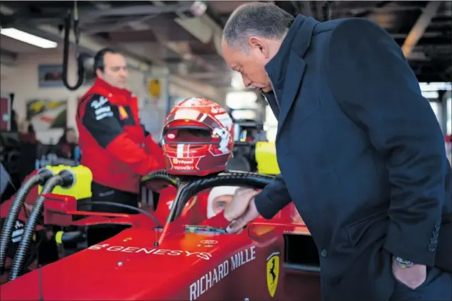  ?? ?? Frédéric Vasseur, ‘team principal’ de Ferrari, saluda a Charles Leclerc durante una jornada de test con el monoplaza de 2021 en el circuito italiano de Fiorano.