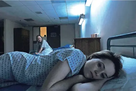  ?? FOTO: AP ?? Szene aus Steven Soderbergh­s Film „Unsane“: Claire Foy (vorne) als Patientin wider Willen und Juno Temple als Zimmergeno­ssin. Die Kamera in seinem Handy-Thriller führte Regisseur Soderbergh höchstselb­st.