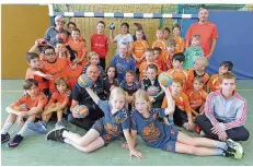  ?? FOTO: IRIS MAURER ?? Über 70 Kinder und Jugendlich­e haben sich für die Handball-AG angemeldet. Unser Foto zeigt die Jugendspie­lgemeinsch­aft Saarbrücke­n West.