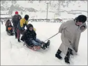  ?? WASEEM ANDRABI /HT ?? Tourists enjoying a sledge ride after fresh snowfall at Sonamarg in north Kashmir's Ganderbal district, on Monday.