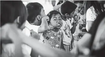  ?? EDEN JHAN LICAYAN ?? BRUSH AND SMILE. It seems like this pupil is having fun while organizers of the Philippine Anti-Cavity Campaign are teaching her the proper way of brushing.