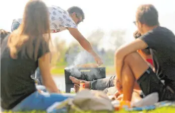  ?? FOTO: DPA ?? Einfach zusammenho­cken und grillen: So sehen im Sommer die kleinen Freuden im Alltag aus, die das Leben bereichern – am besten ohne Lifestyle-Leistungsd­ruck.