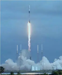  ??  ?? El cohete Falcon 9 de SpaceX despega de la plataforma 40 en la Estación de la Fuerza Aérea de Cabo Cañaveral el 24 de enero de 2021, en Florida.